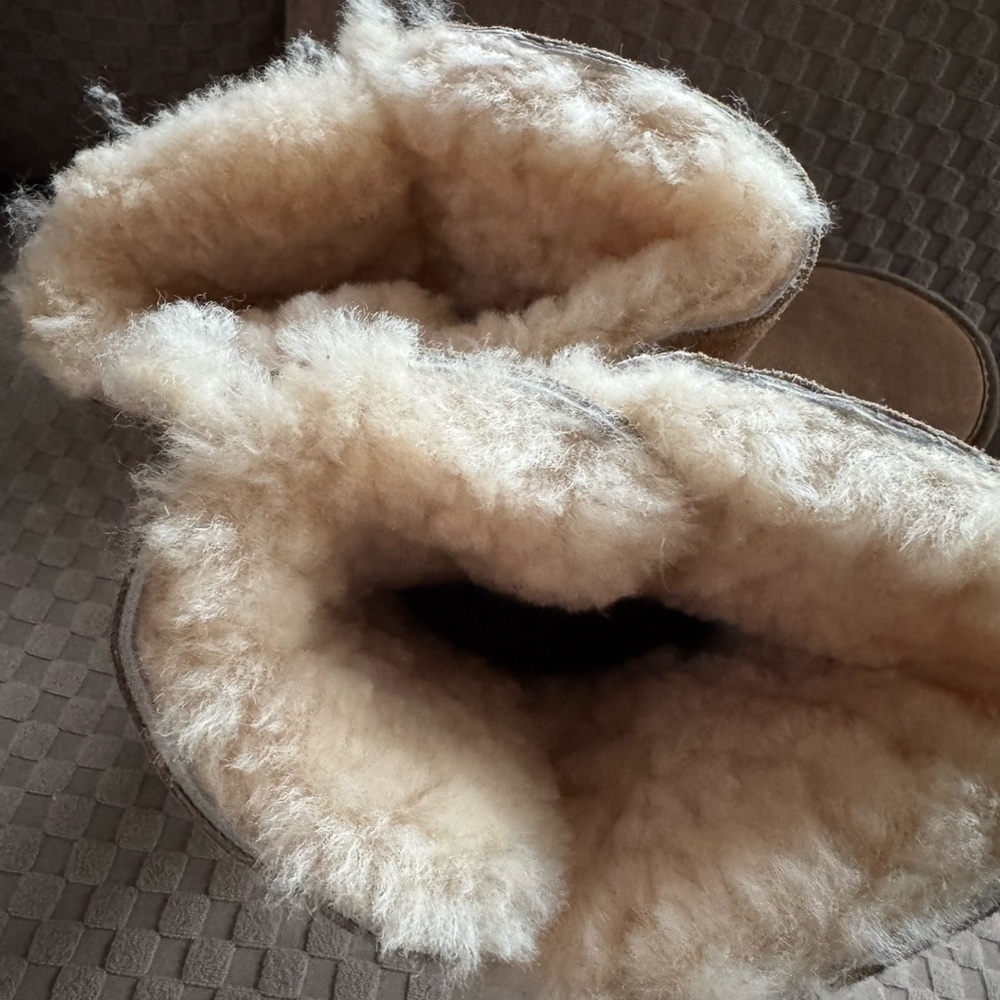 BearPaw Tan Suede Boots With Sheep Skin/ Wool Blend Lining. Size 9 - Picture 7 of 16
